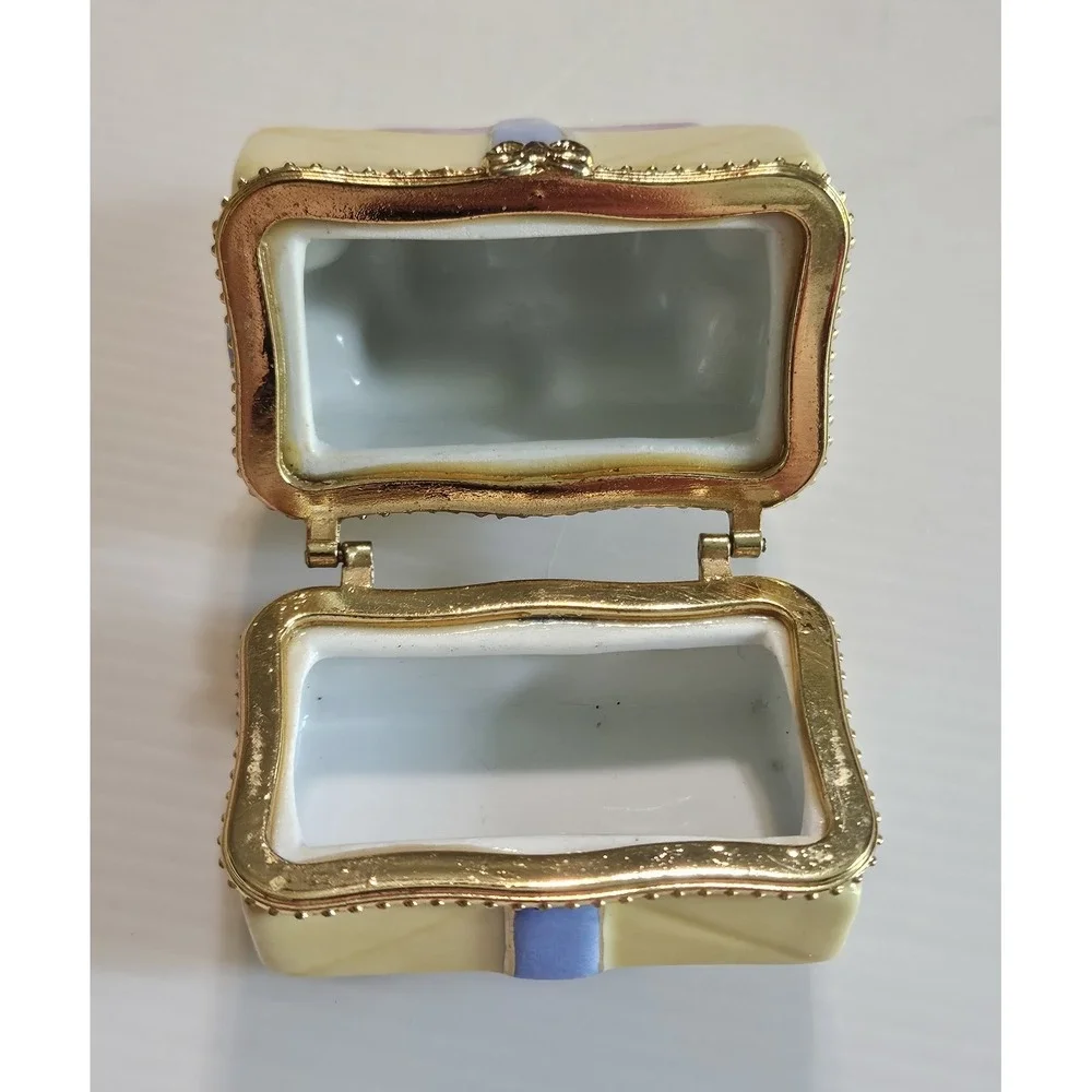 Porcelain Gift Box Trinket – Vintage Style Hinged Present